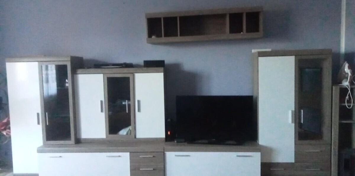 Elbląg Zestaw meblosciankę w kolorze szaro-białym. Oraz telewizor 40 cali marki philips Mebel oraz tv jest w dobrym
