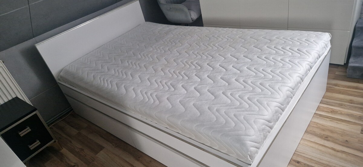 Elbląg Sprzedam łóżko z materacem posiada 2 szuflady na pościel. wymiary 120x200