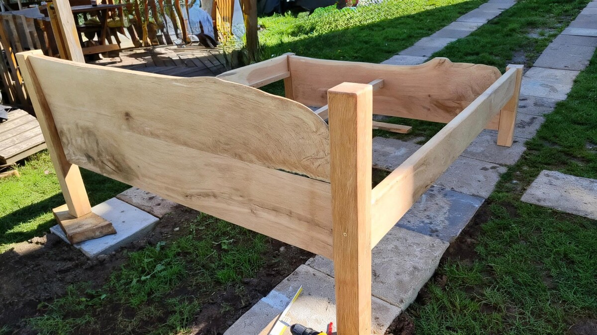 Elbląg Sprzedam dębowe łóżko, bardzo duże z grubych desek o grubości 50mm a wielkość łóżka to 200×180 cm. Sęki zalane