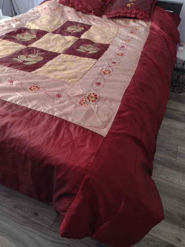 Elbląg Ozdobna narzuta na łóżko sypialniane stan bardzo dobry 
Nie rezerwacje kup pierwszy ten lepszy. Odbiór osobisty