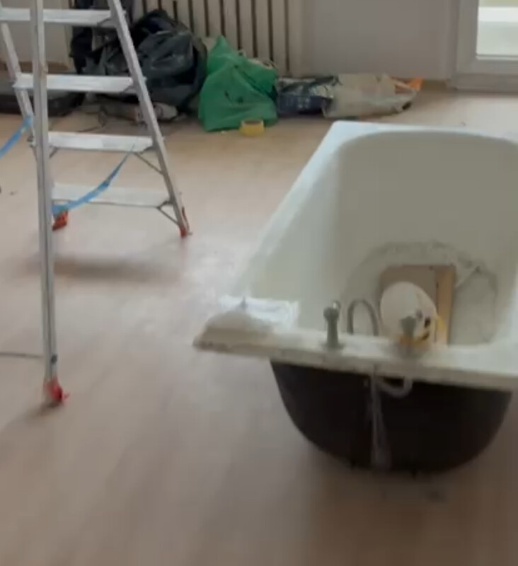 Elbląg żeliwna wanna do oddania na złom. 
Wanna żeliwna około 100kg warunek zabranie z 3 pietra  ul Wiejska
w stanie