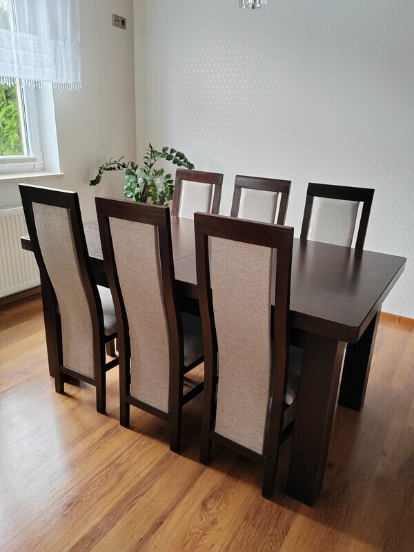 Elbląg Stół drewniany rozkładany 160/90  z 6     krzesłami. Stół posiada 2 wkładki 40 cm, dzięki nim może mieć długość