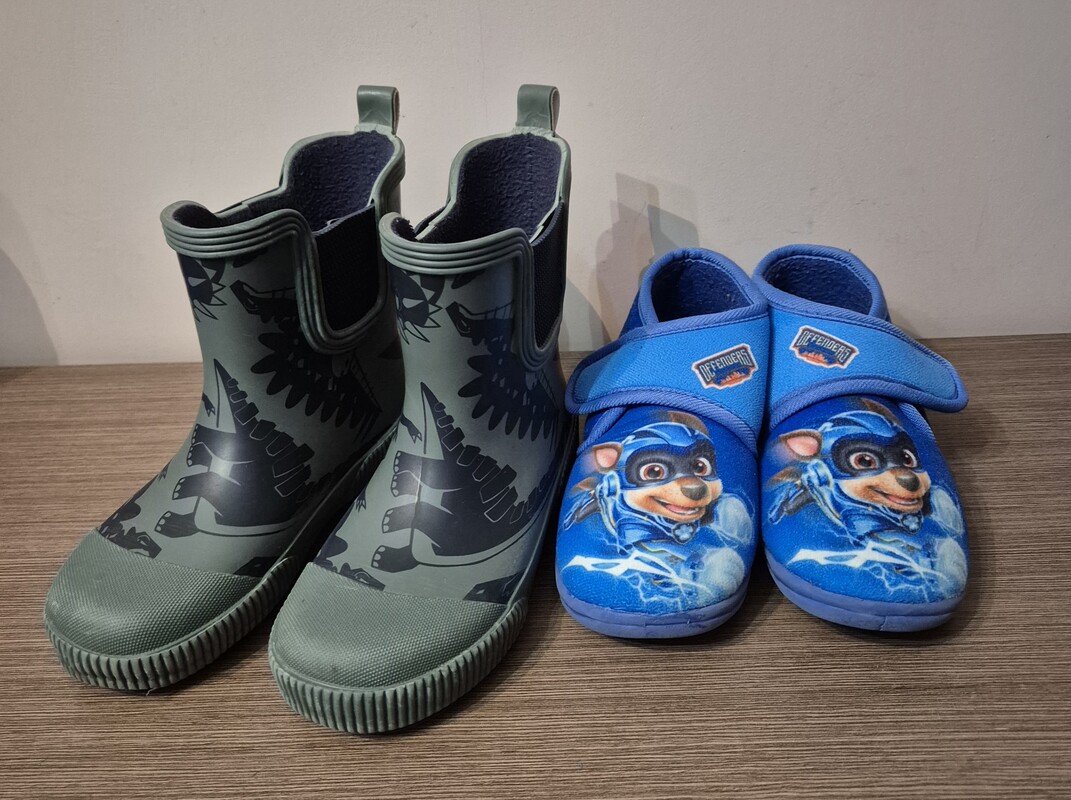 Elbląg Kalosze i kapcie, po jednym dziecku, używane jeden sezon, stan bardzo dobry. 
Kalosze rozmiar 28,długość