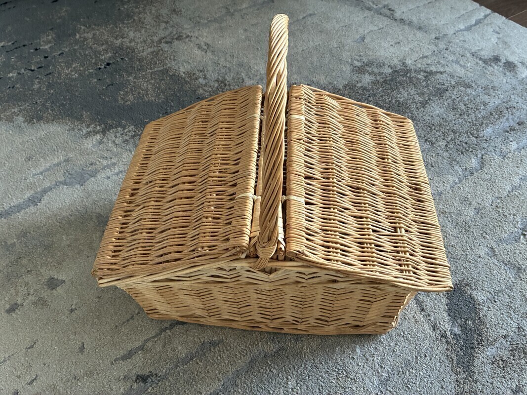 Elbląg Sprzedam duży kosz piknikowy (wiklinowy) w bardzo dobrej kondycji (praktycznie nowy)
Kosz posiada dwie klapy