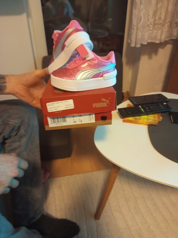 Elbląg Sprzedam buciki pumy rozm 19 dla dziewczynki kupione latem a teraz okazały się za małe