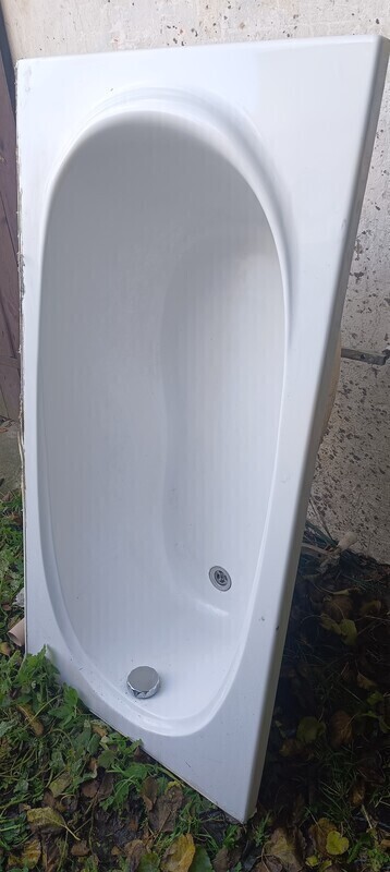 Elbląg Wanna z żywicy. .. do zabudowy 140cm×70 stan bardzo dobry używana. .. kompletna z syfonem