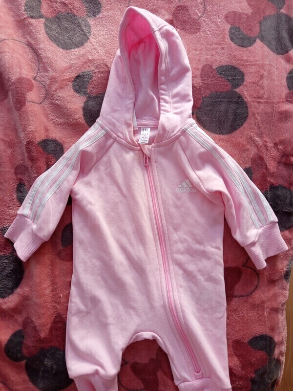 Elbląg Sprzedam kombinezon adidas dla dziewczynki rozm 62 cm noszony tylko raz kosztował 150zl ja sprzedaje za 100zl