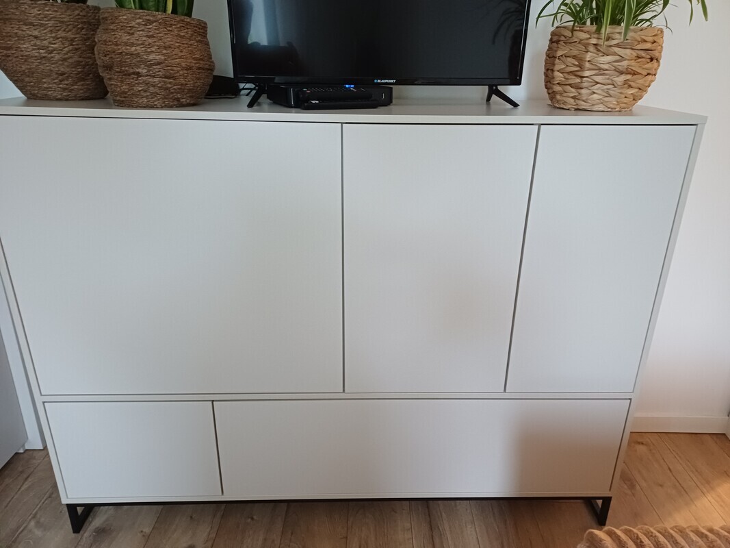 Elbląg SPRZEDAM NOWĄ KOMODĘ, elegancki kolor BEŻ PIASKOWY
wymiary : szerokość 160,wysokość 120,głębokość 45 cm.