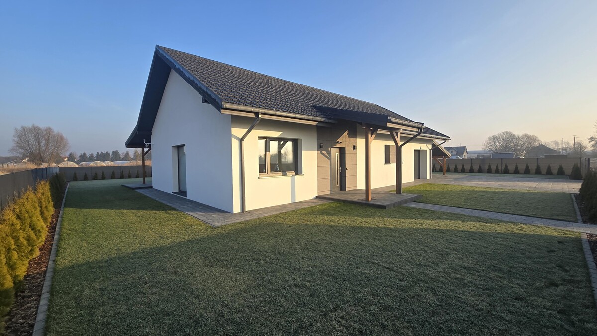 Elbląg Nowoczesny dom parterowy z 2025 r.  w Raczkach ElbląskichDach dwuspadowy (dodatkowy dach nad tarasem, wejściem