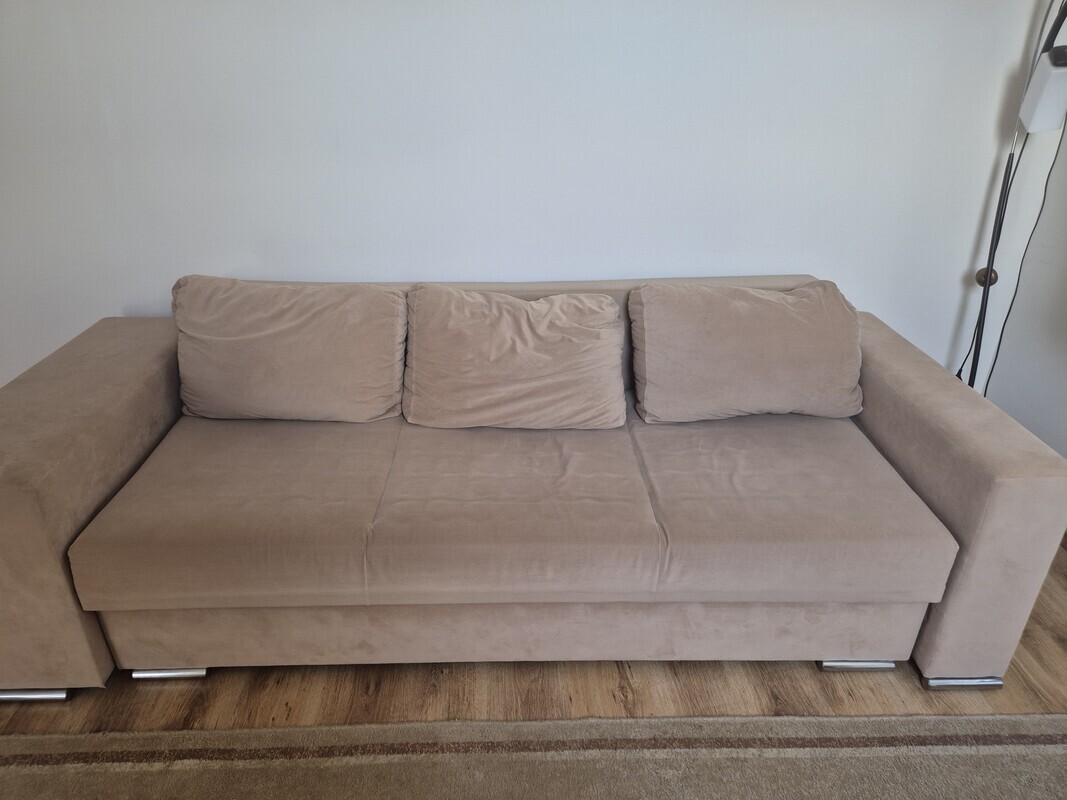 Elbląg SPRZEDAM za 150zł
rozkładana kanapa z dwoma pufami w komplecie.