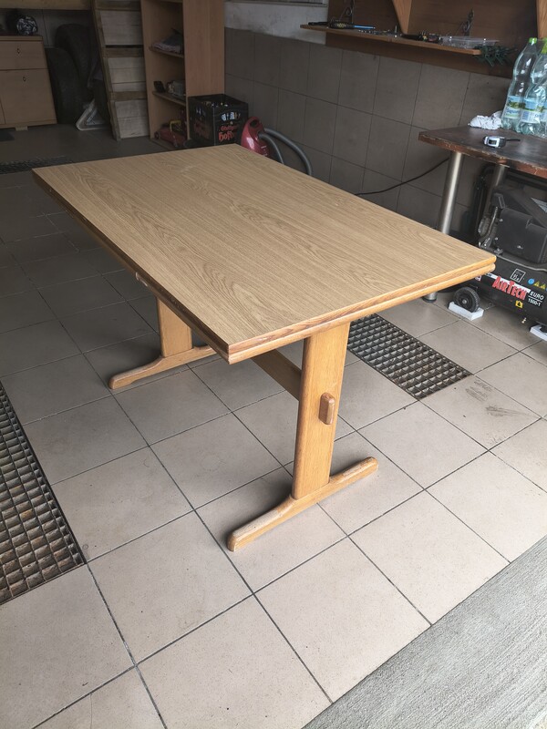 Elbląg Sprzedam DREWNIANY stół, szerokość 80vm, długość 109cm a po rozłożeniu 181cm. , wysokość 74cm. Stan dobry.