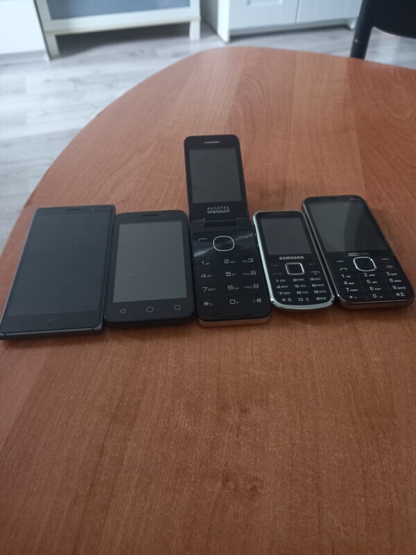 Elbląg Witam sprzedam Samsunga a12.tylko możliwość rozmów na głośnomówiącym. oraz dwa telefony na klawisze Samsunga z