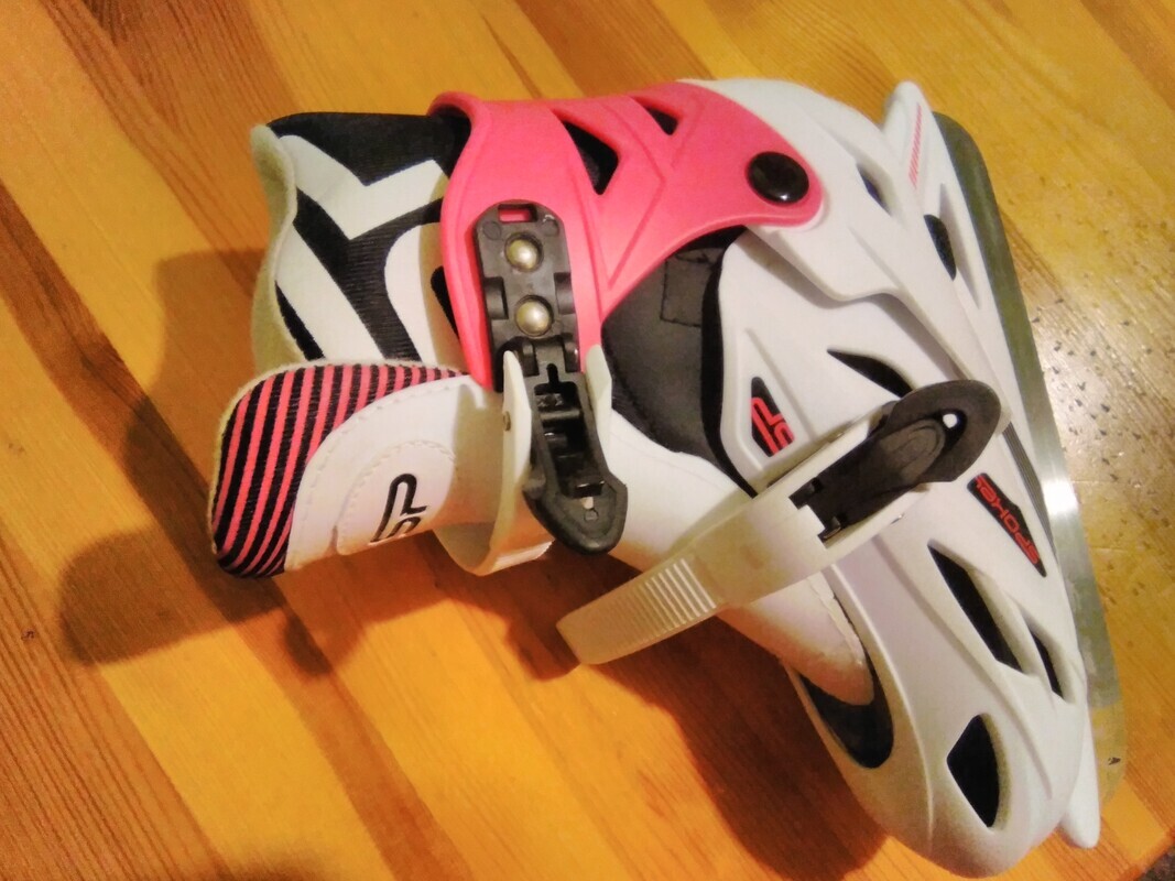 Elbląg Sprzedam używane lecz w bardzo dobrym stanie następujące rzeczy dziewczęce:
1.Łyżwy rozmiar regulowany 31-34 -