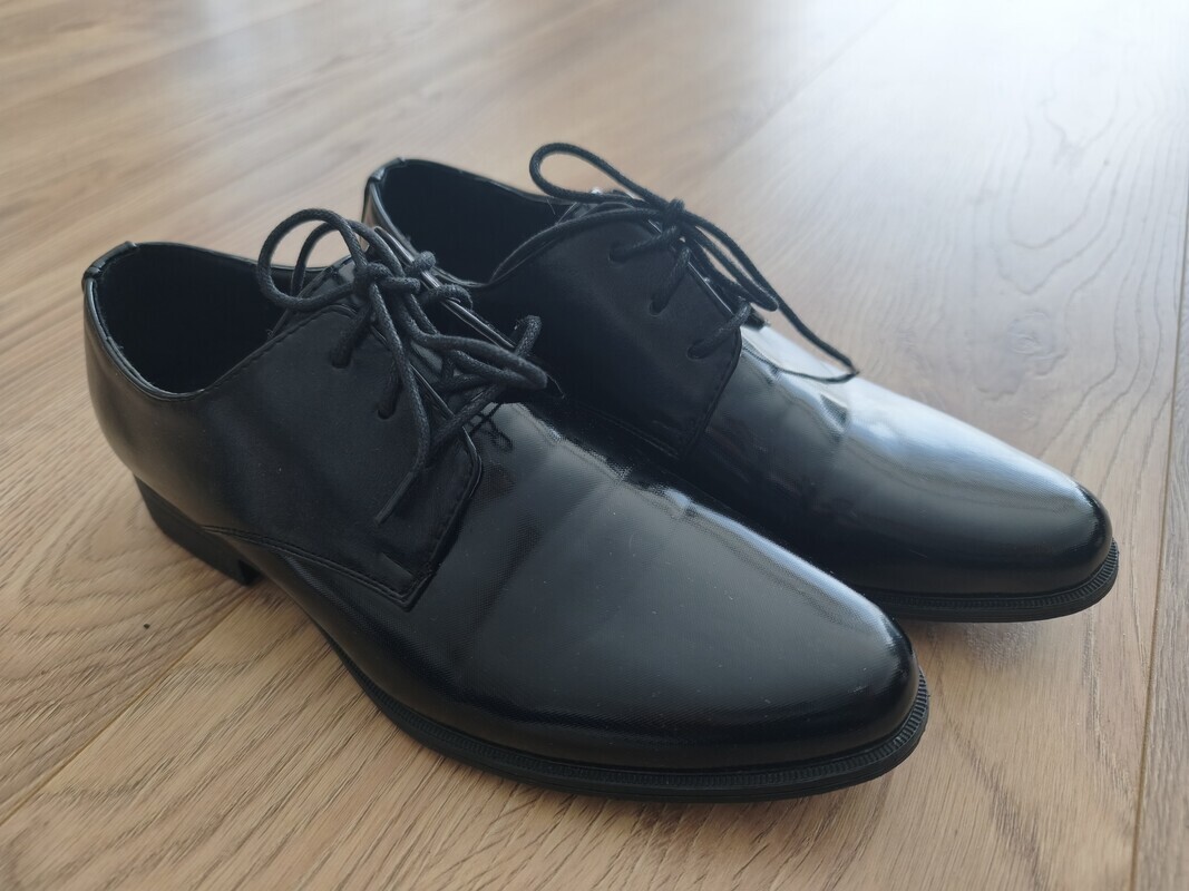 Elbląg Sprzedam eleganckie buty chłopięce na komunię rozmiar 36.Kolor czarny, wiązane. Wypadają na trochę większe.