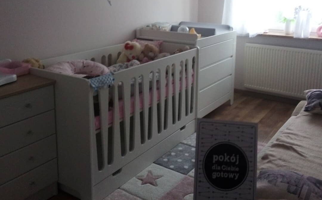 Elbląg Sprzedam łóżeczko dziecięce 140x70 wraz z materacem. Posiada ślady użytkowania.
Bok łóżka tzw szczebelki