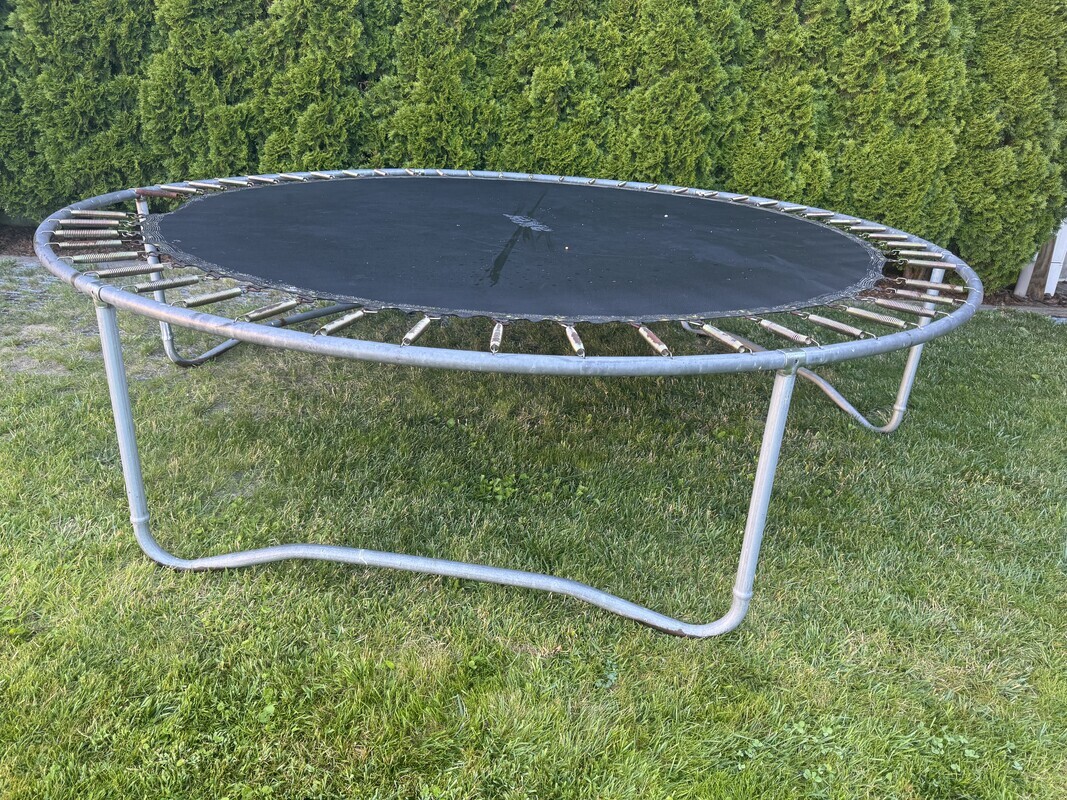 Elbląg Oddam trampolinę o średnicy 3m i wysokości 74cm. Stan jak na zdjęciu. W zamian oczekuję kartonika Perły Export.