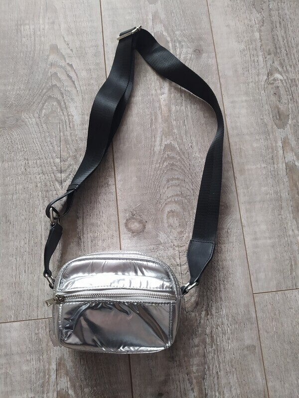 Elbląg 1.Srebrna listonoszka  25 zł
2.Worek czarny NOWY - 40 ZŁ
3.Torebka Monnnari - 20zł
4.Torebka kopertówka NOWY z