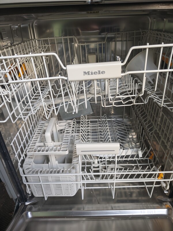 Elbląg Sprzedam zmywarkę pod zabudowę niemieckiej firmy Miele. Stan zmywarki bardzo dobry, parametry na zdjęciach. Po