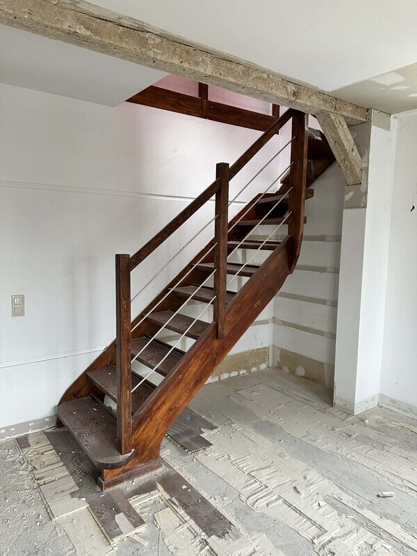 Elbląg Sprzedam schody drewniane. 
Głębokość schodka 26 cm, 
Szerokość stopnia 87 cm, 
Całe schody od podłogi do