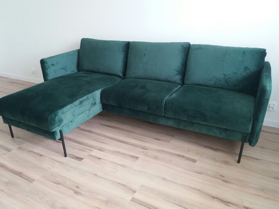 Elbląg NAROŻNIK aksamitny w kolorze butelkowej zieleni o wymiarach 230x140
/ Narożnik nie jest rozkładany/