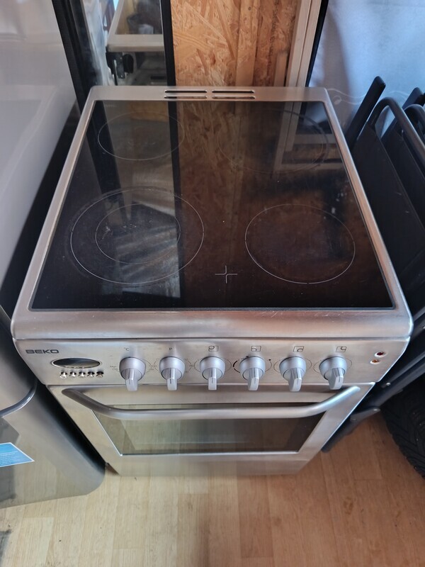Elbląg Sprzedam używaną kuchenkę elektryczną góra i dół firmy Beko w bardzo dobrym stanie wszystko sprawne w 100%.