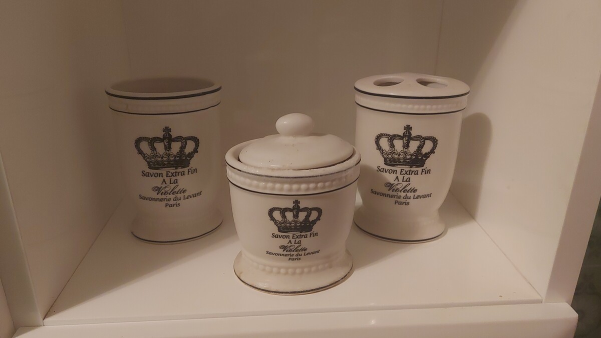 Elbląg Zestaw pojemników toaletowych.