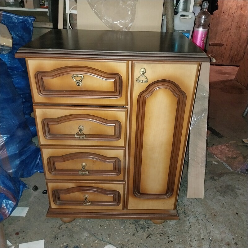 Elbląg Sprzedam komodę wys. 82cm. szer. 62cmgł. 42cm. komoda posiada szafkę i cztery szuflady blat odnowiony i pokryty