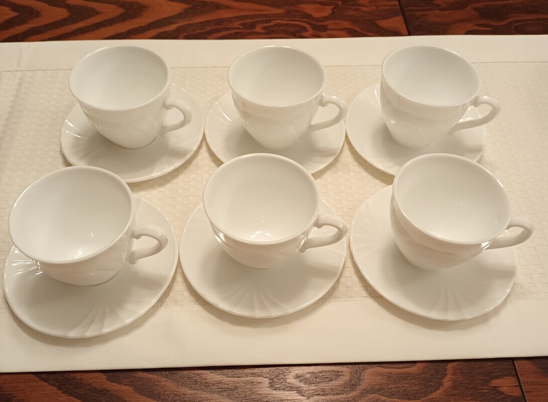 Elbląg Sześć filiżanek z talerzykami.