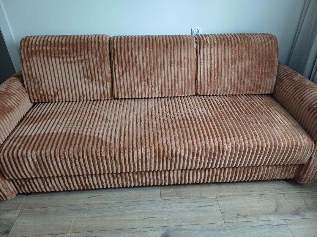 Elbląg SPRZEDAM NOWĄ SOFĘ, długość z oparciami 230 cm, szerokość złożonej sofy 100 cm, wysokość 90 cm, powierzchnia