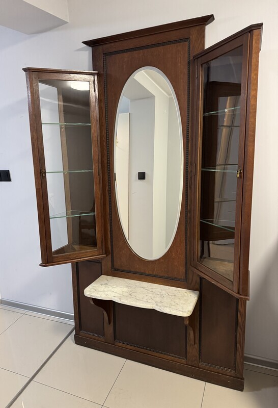 Elbląg Lustro ze szklanymi gablotami