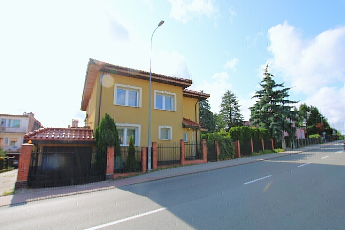 Elbląg NIERUCHOMOŚCI ANNA KRASZEWSKA Inwestycja w komfort i jakość: solidny wolnostojący dom z dużym garażem