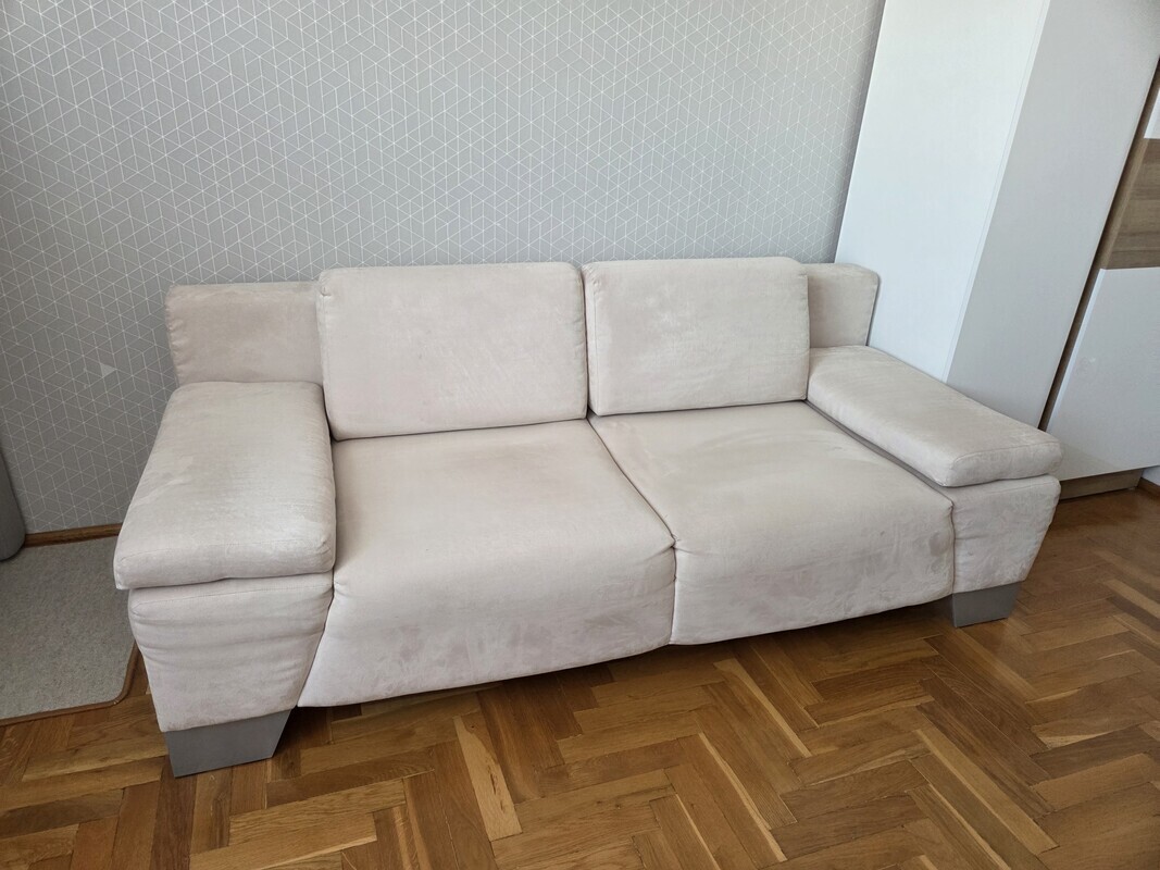 Elbląg Sprzedam kanapę rozkładaną z pojemnikiem na pościel, kolor ecru, długość 2,00m  stan b. dobry.