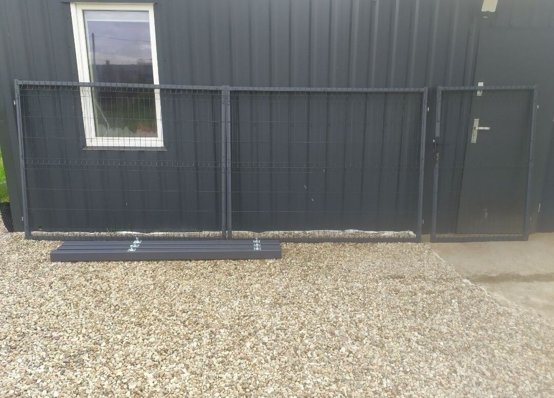 Elbląg Brama, furtka, słupy.