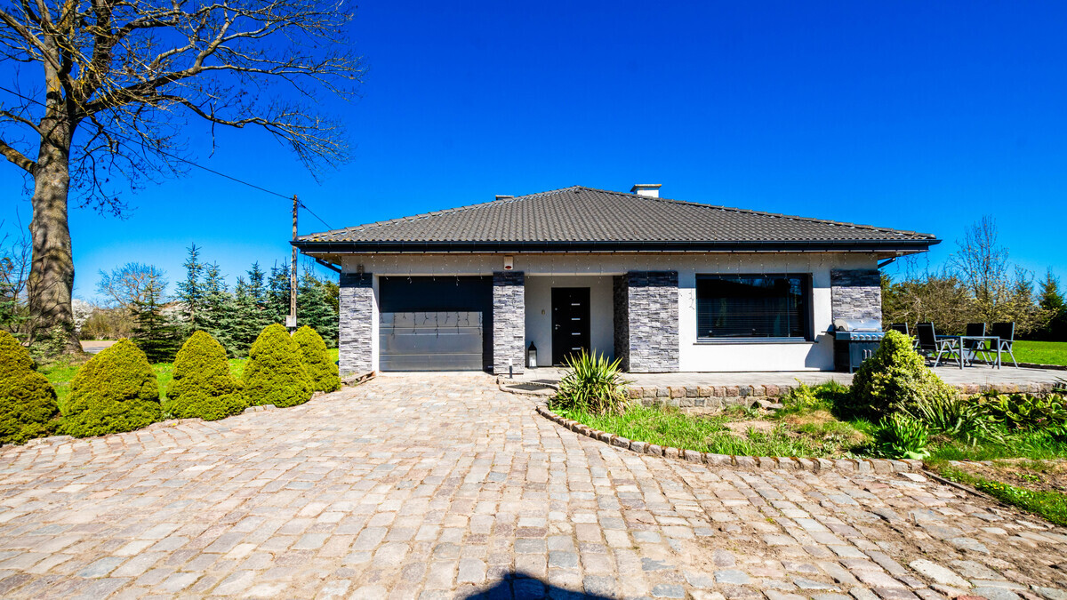 Elbląg * * * ABC NIERUCHOMOŚCI * * *&nbsp;NOWOŚĆ!&nbsp;NOWOCZESNY, WOLNOSTOJĄCY DOM PARTEROWY Z PRZEPIĘKNYM OGRODEMo