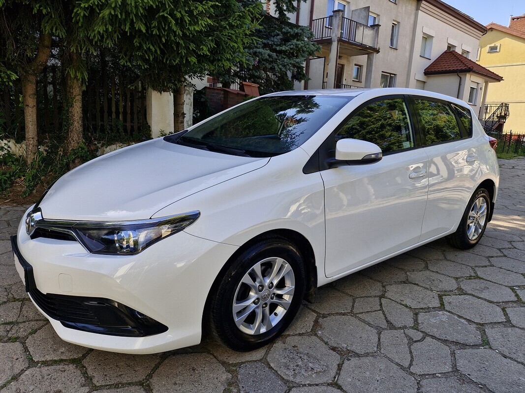 Elbląg Toyota Auris1.3 BenzynaModel 2017KlimatronikŚwiatła LEDKupiona w Polskim Salonie&nbsp; 