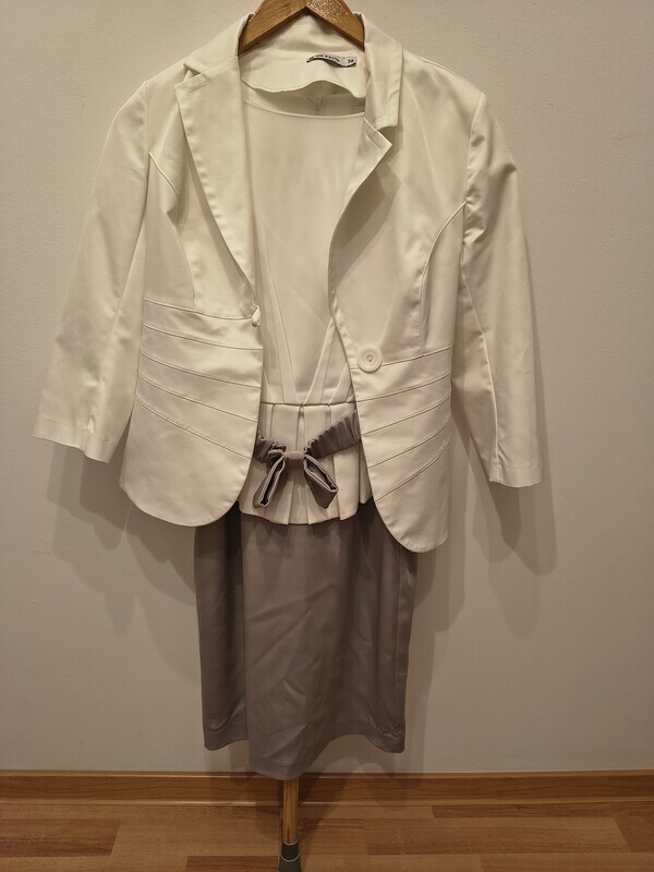 Elbląg Komplet idealny na komunię. 
Sukienka z baskinką, góra w kolorze ecru, dół i pasek cappuccino, firmy Parisse,