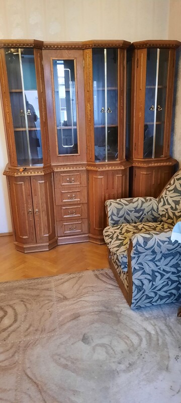 Elbląg Oddam za dużą czekoladę witrynę czteroelementową (dwa doły, dwie góry) oraz komodę - W DOBRYM STANIE. 
Polecam.