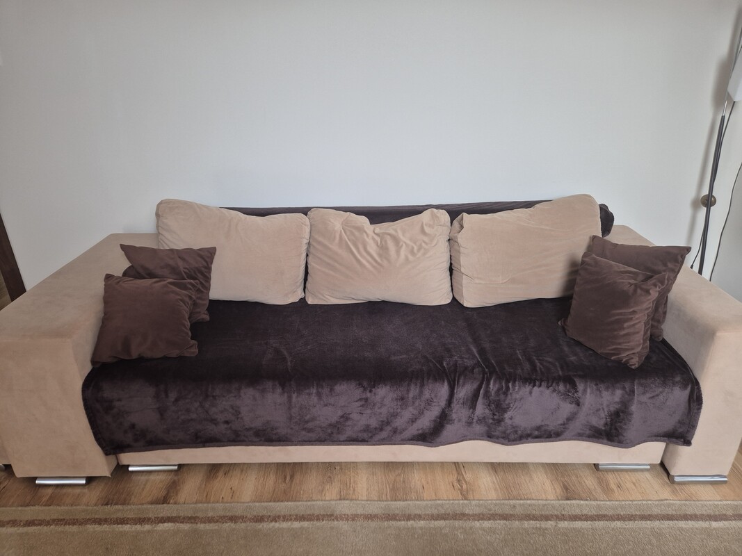 Elbląg SPRZEDAM za 150zł
rozkładana kanapa z dwoma pufami w komplecie.