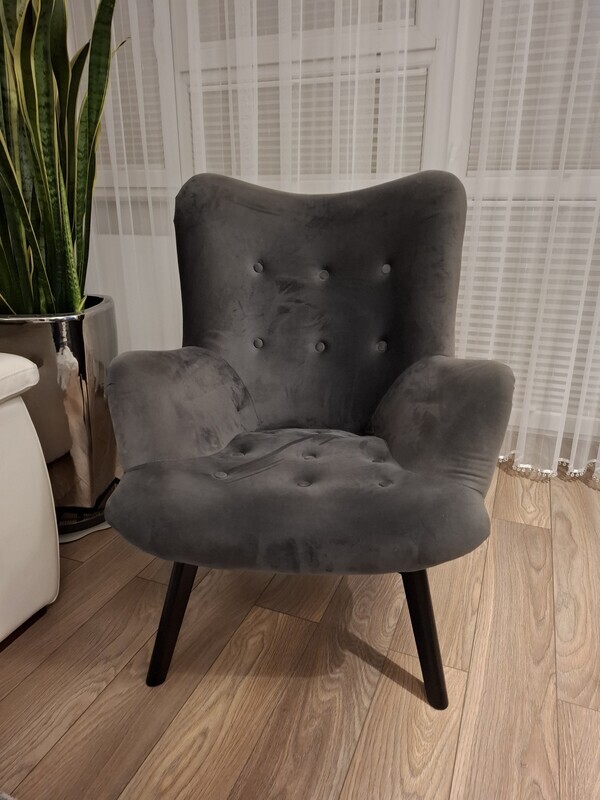 Elbląg Sprzedam fotel uszak. 
FOTEL FLORI SZARY USZAK Z PIKOWANEGO WELURU NA CZARNEJ NODZE Z DREWNA. 
Stan bardzo dobry.