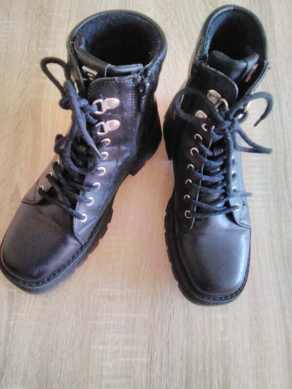 Elbląg Sprzedam obuwie dziewczęce zimowe używane lecz jest w bardzo dobrym stanie. Kolor czarny, sznurówki z przodu, z