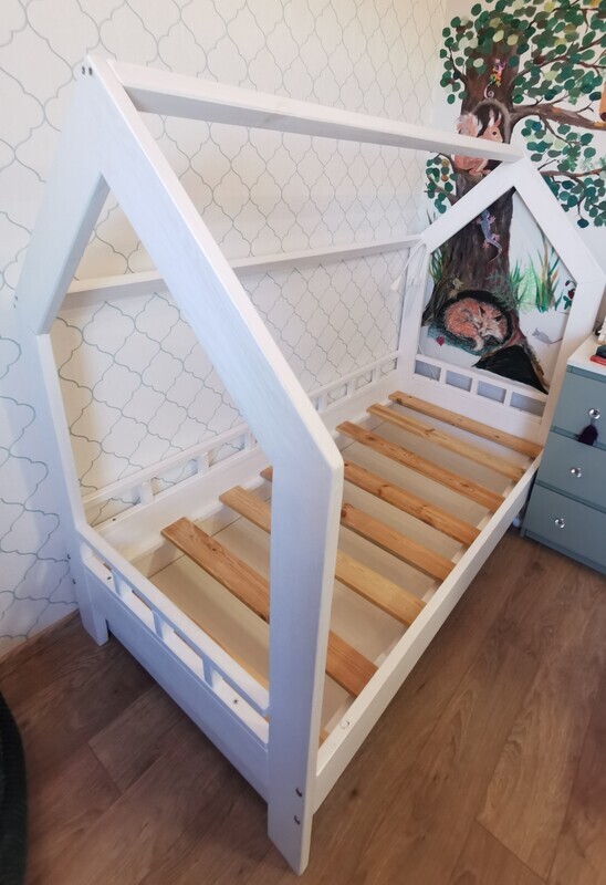 Elbląg Łóżko dziecięce w kształcie domku z odkręcanym barierkami. Polecane od 3 roku życia. Rama drewniana malowana na