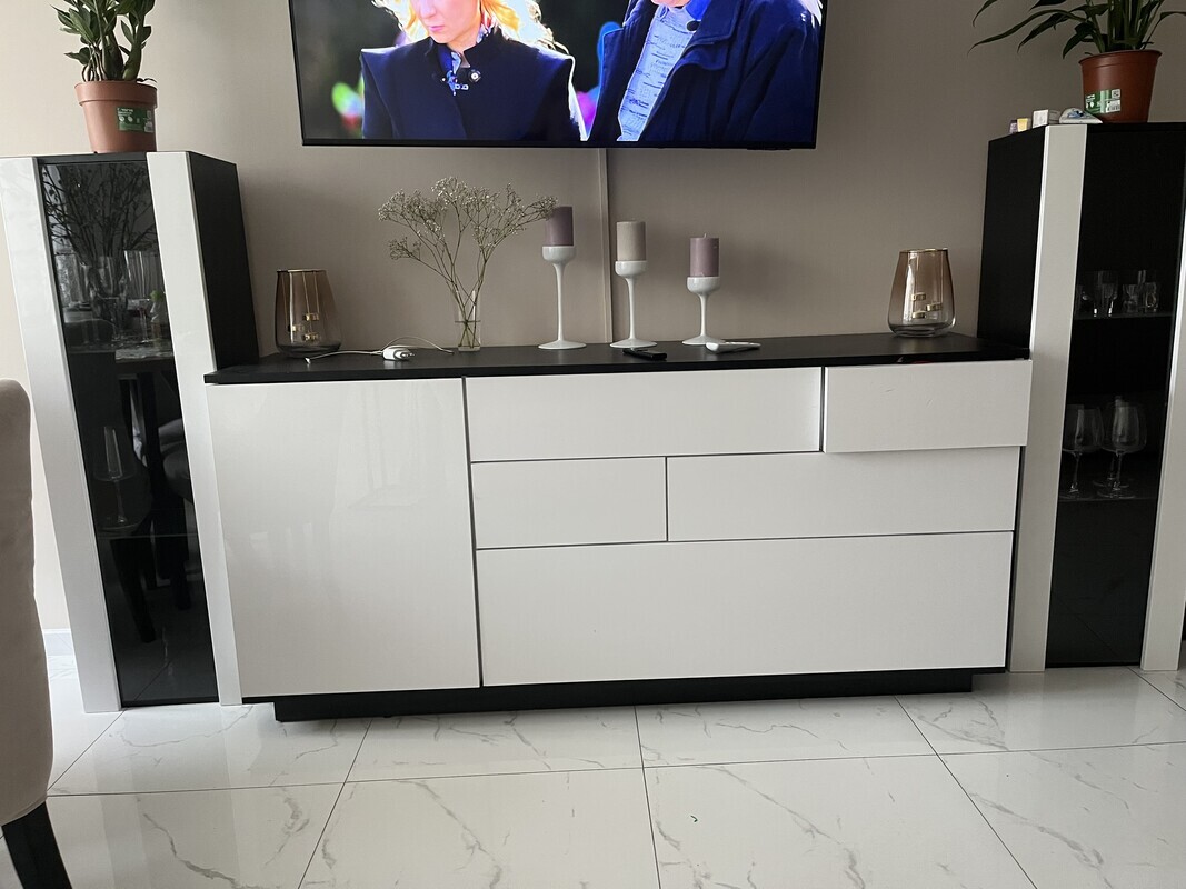 Elbląg Sprzedam zestaw mebli do salonu
Komoda o 2 witryny do powieszenia
Gratis obraz
Wymiary komody 170x80x44
Wymiary