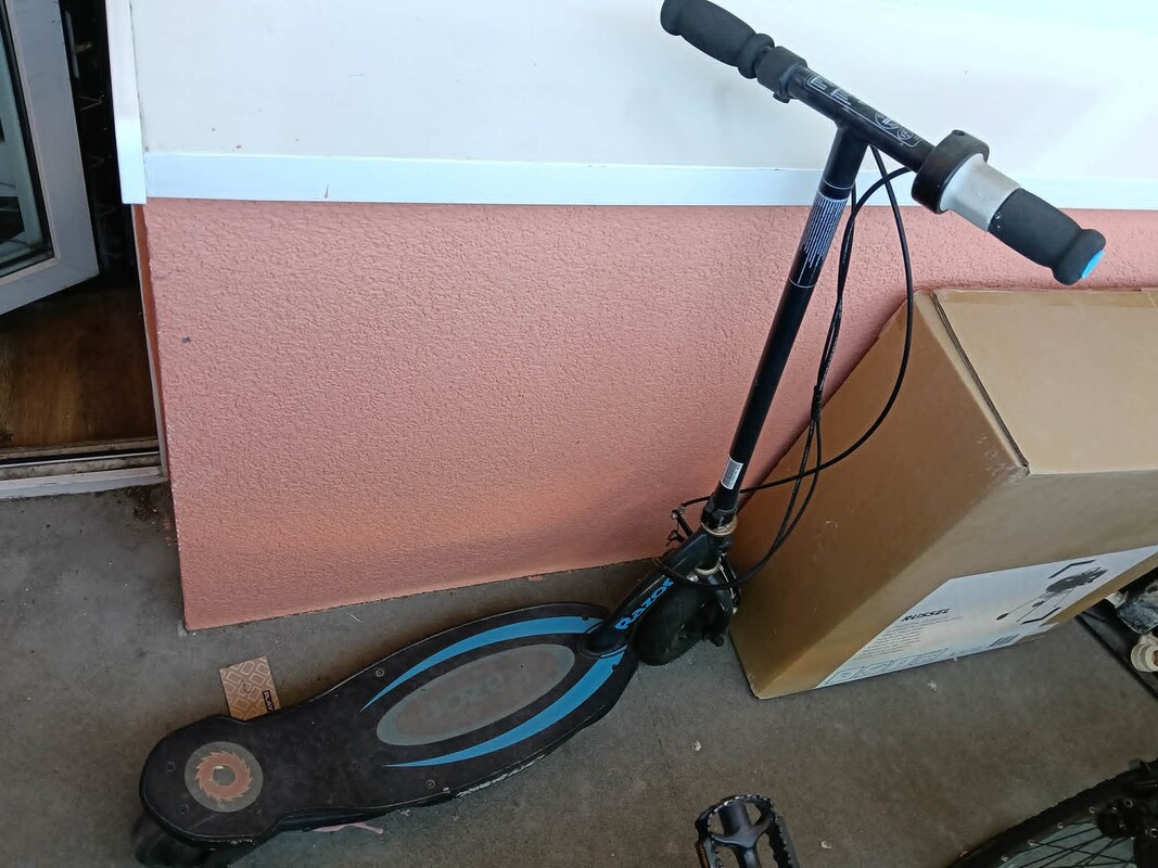 Elbląg oddam hulajnogę elektrryczną, dosyć egzotyczny starczy model z tylnym - plastikowym kołem. Niestety wydaje mi
