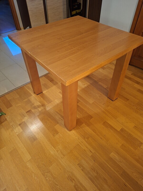 Elbląg Oddam stol za darmo. Myślę ze komuś sie przyda, moze na działkę.
Stol ma wymiary 90x90 I sa do niego