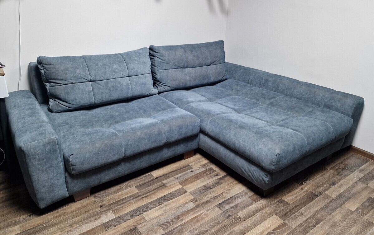 Elbląg Lewy kompaktowy narożnik PICOLLO z funkcją spania z przyjemnej tkaniny w kolorze ciemnej, zgaszonej zieleni.