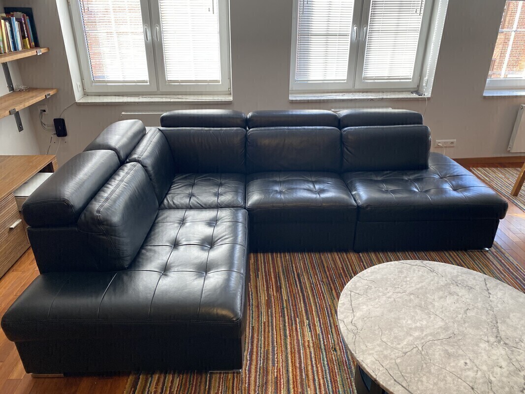 Elbląg Skórzany narożnik, czarny, w bardzo dobrym stanie. Wygodny i elegancki zestaw do salonu lub biura. Cena