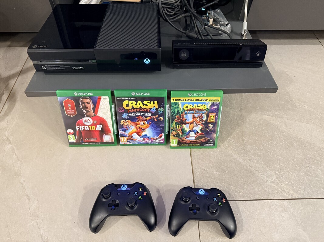 Elbląg Witam serdecznie. 
Sprzedam konsolę XBOX ONE (500GB) + Kinect + 3 gry. 
Zestaw zawiera konsolę, dwa oryginalne