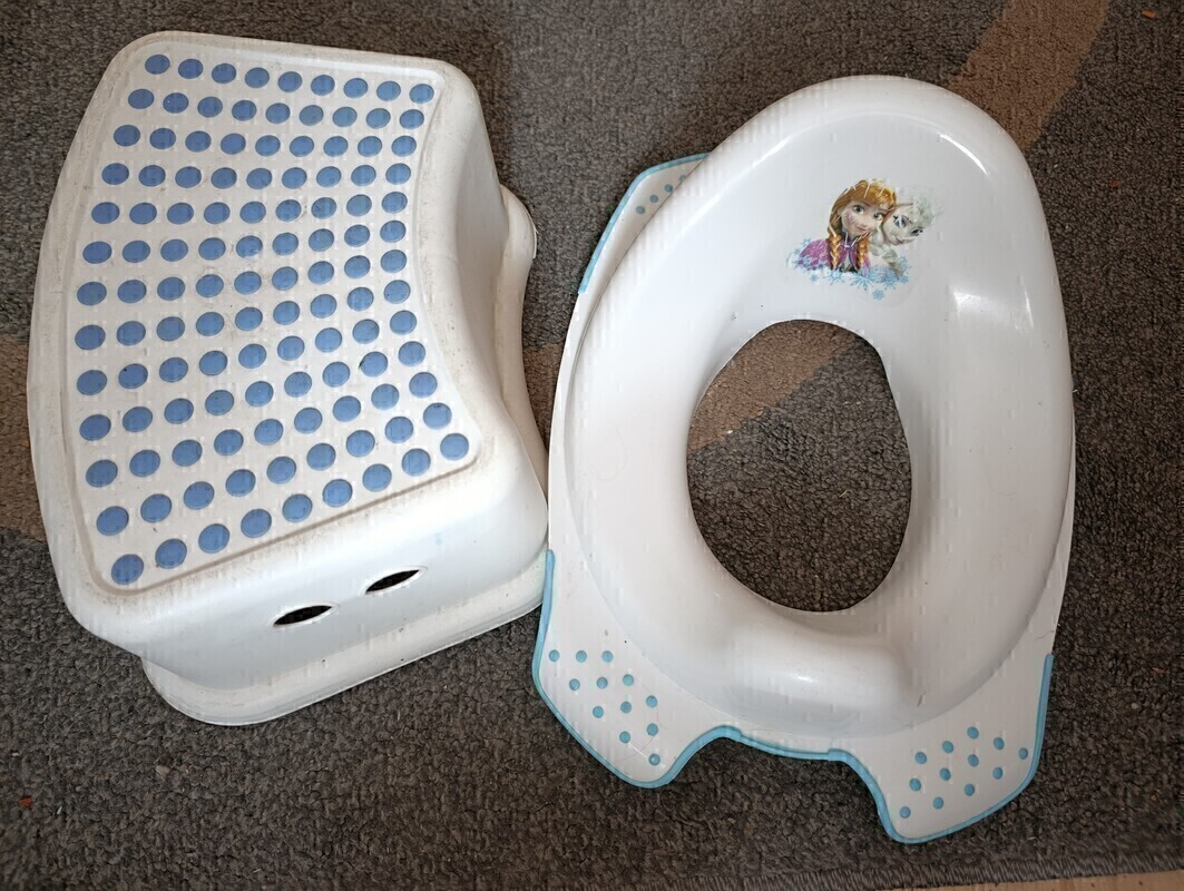 Elbląg Sprzedam nakładkę na toaletę i podnóżek dla dzieci. Stan dobry jak na zdjęciach. Kontakt sms