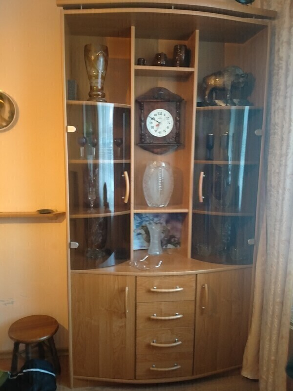 Elbląg Na sprzedaż komoda, witryna 
wysokość 210 cm
szerokość 110 cm
głębokość 40 cm