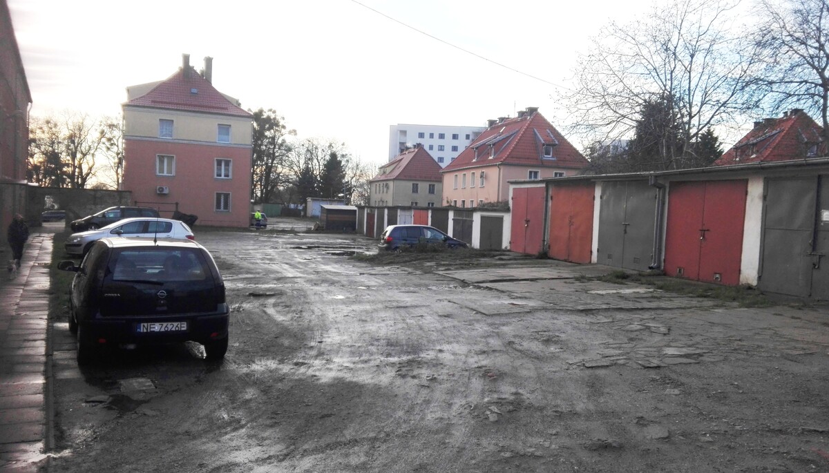 Elbląg Sprzedam garaż o pow. użytkowej 17m2 położony przy Brzeskiej 17,za blokiem, w szeregu garaży. &nbsp;